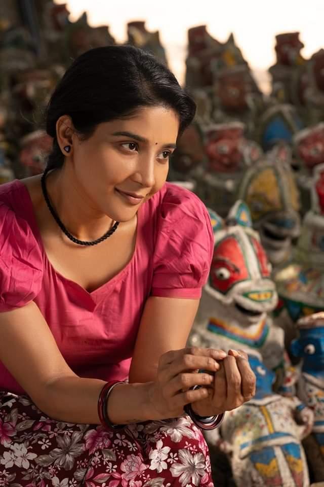 sakshiagarwal-dons-the-village-belle-avtaar-for-her-latest-de-glam-clicks-exuding-beauty-in-simplicity